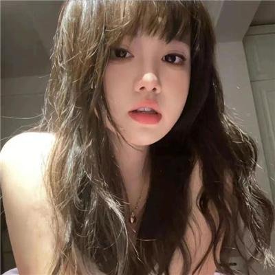 随盲柳入眠的女人